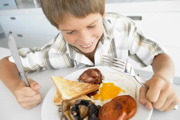 Jonge Jongen Ongezonde Gebakken Ontbijt Eten — Stockfoto