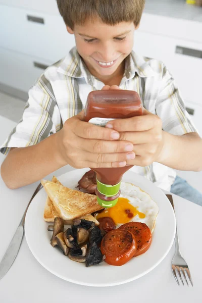 Młody Chłopak Niezdrowe Jedzenie Smażone Śniadanie — Zdjęcie stockowe
