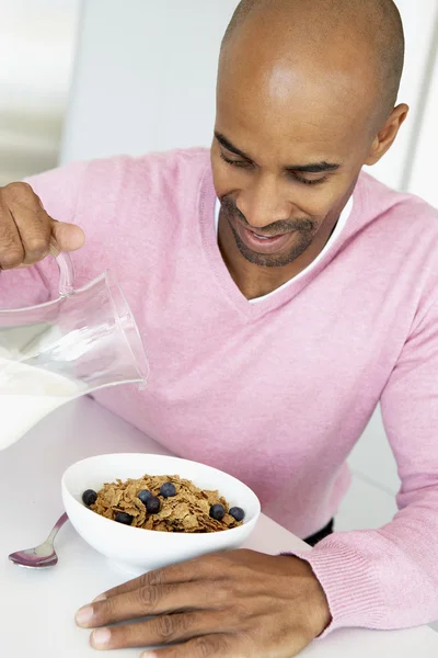 Μέσης ηλικίας άνθρωπος που τρώει υγιεινό πρωινό — Φωτογραφία Αρχείου