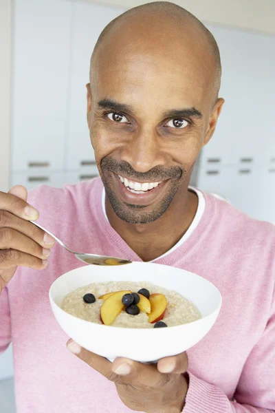 Μέσης ηλικίας άνθρωπος που τρώει υγιεινό πρωινό — Φωτογραφία Αρχείου