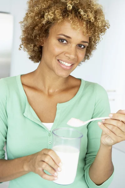 Mujer adulta media sosteniendo suplementos dietéticos — Foto de Stock