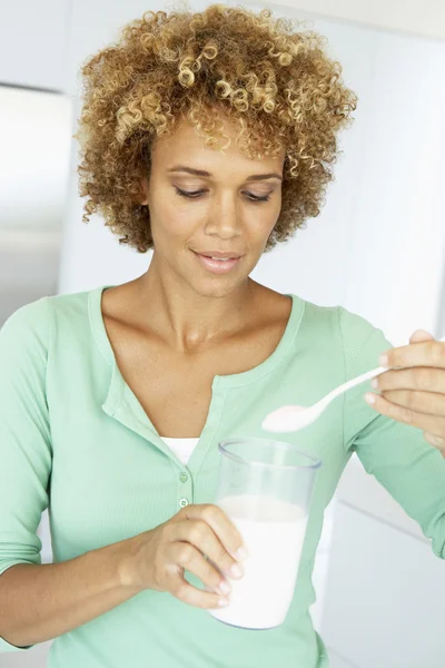 Mulher adulta média segurando suplementos dietéticos — Fotografia de Stock