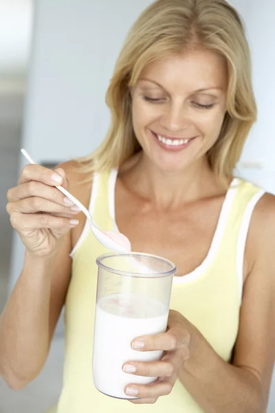 Mid Adult Woman Holding Dietary Supplements — Stock Photo, Image