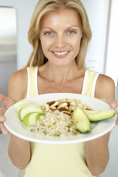 Mujer Adulta Media Sosteniendo Placa Con Alimentos Saludables — Foto de Stock