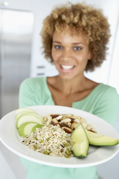 Mulher Adulta Média Segurando Uma Placa Com Alimentos Saudáveis — Fotografia de Stock