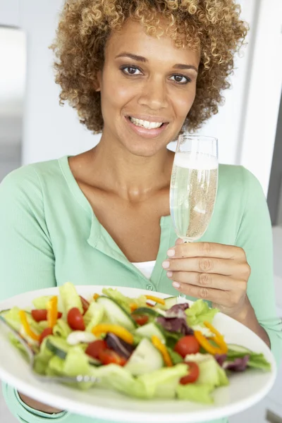 Femme Adulte Moyenne Tenant Verre Vin Une Salade Fraîche — Photo