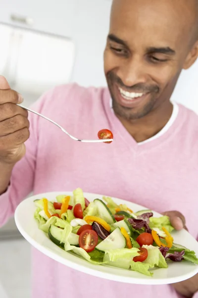 Mellersta åldern man äter hälsosam sallad — Stockfoto