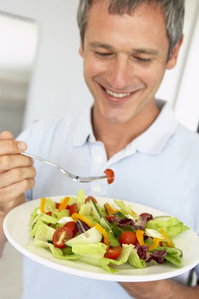 Orta Yaşlı Adam Sağlıklı Bir Salata Yemek — Stok fotoğraf