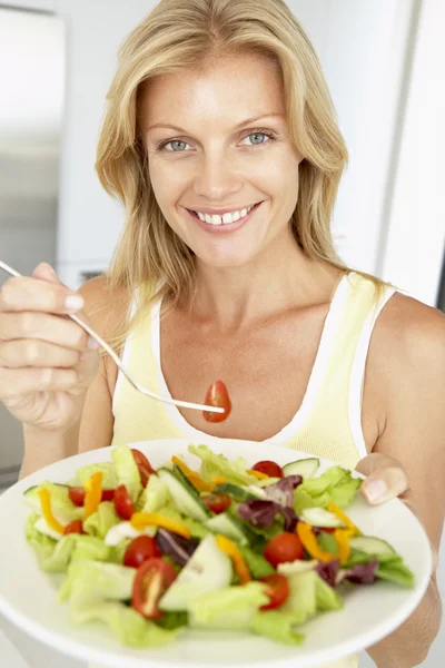 中旬成年女人吃健康沙拉 — 图库照片