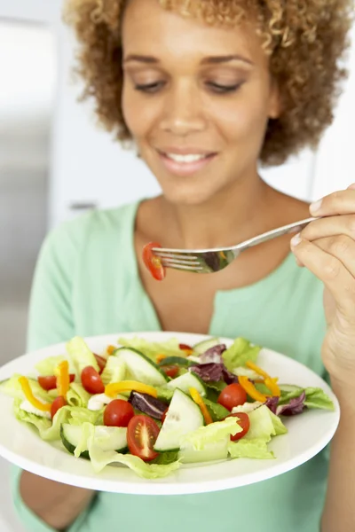 Metà donna adulta mangiare un'insalata sana — Foto Stock