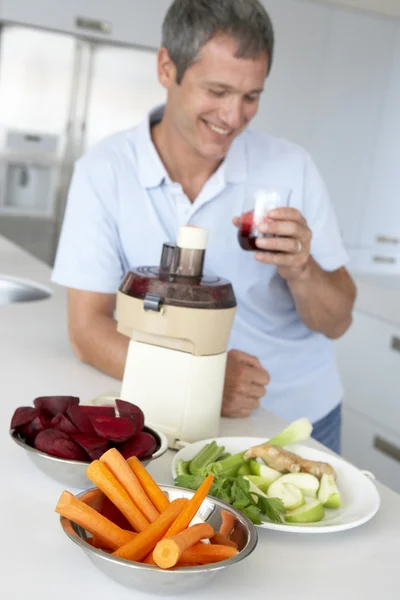 Middle Aged Man Making Fresh Vegetable Juice — Stock Photo, Image