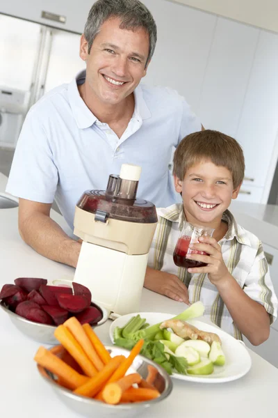 父亲和儿子制作新鲜蔬菜汁 — 图库照片