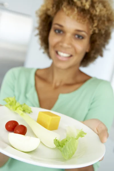 Femme adulte moyenne tenant une assiette d'aliments sains — Photo