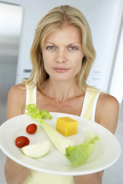 Μέσα του την ενήλικη γυναίκα, κρατώντας ένα πιάτο υγιεινό φαγητό — Φωτογραφία Αρχείου