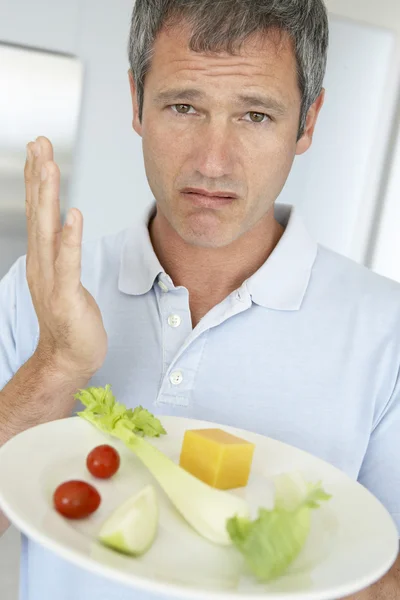 新鮮で健康食品のプレートを保持している中年の男 — ストック写真