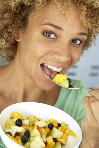 Mitte erwachsene Frau isst frischen Obstsalat — Stockfoto