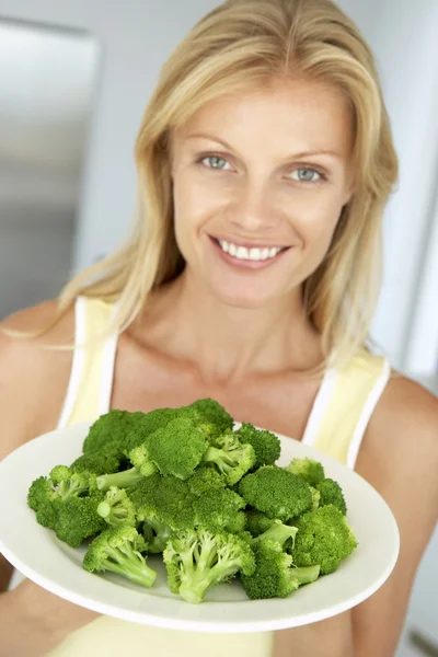 Mulher Adulta Média Segurando Uma Placa Brócolis — Fotografia de Stock