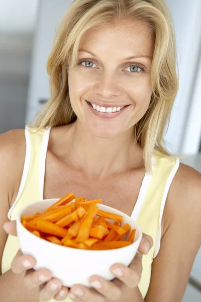 Metà donna adulta che tiene una ciotola di carote — Foto Stock