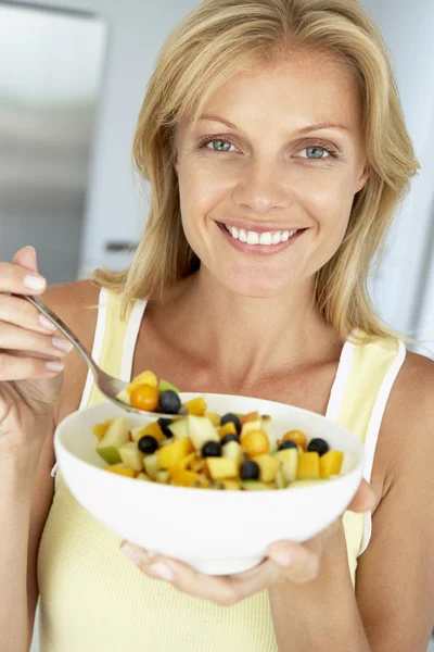 Mujer Adulta Medio Comiendo Tazón Fruta Fresca —  Fotos de Stock