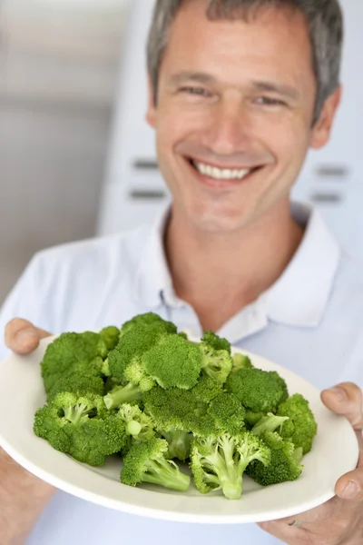 Omul de vârstă mijlocie deține o farfurie de broccoli — Fotografie, imagine de stoc