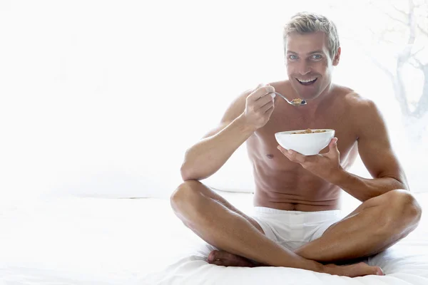 Mitte erwachsener Mann frühstückt — Stockfoto