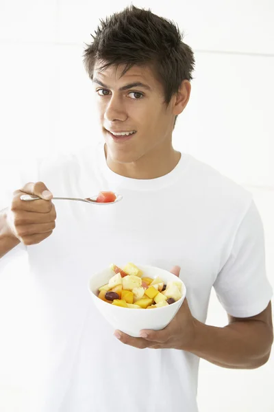 Młody Człowiek Jedzenie Sałatki Świeżych Owoców — Zdjęcie stockowe