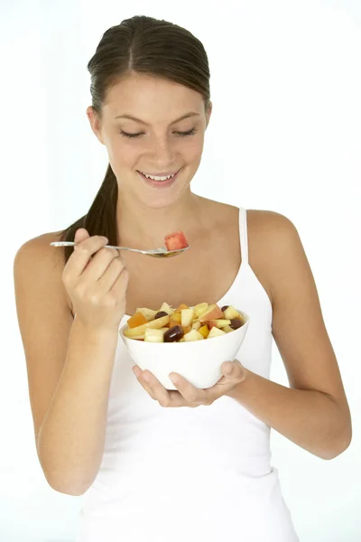 Jovem Mulher Comendo Salada Frutas Frescas — Fotografia de Stock