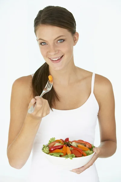 Молода жінка їсть свіжий салат — стокове фото