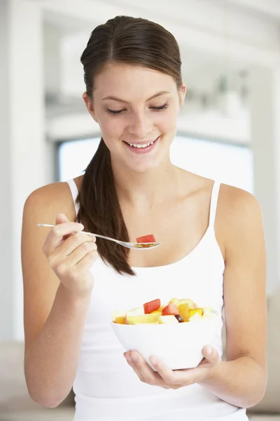 Mujer Joven Comiendo Ensalada Frutas Frescas —  Fotos de Stock