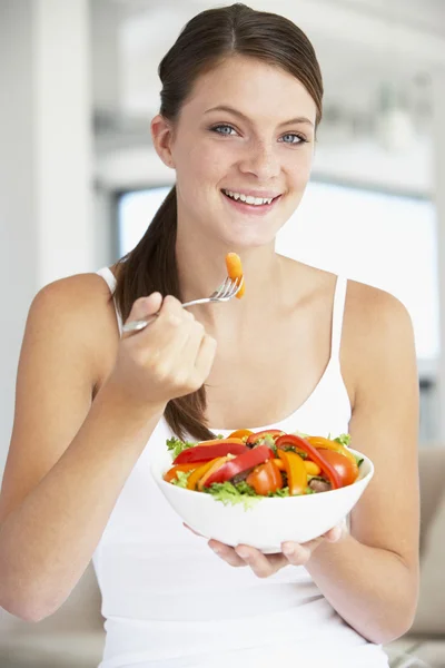 Молода жінка їсть здоровий салат — стокове фото