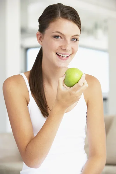 Молодая женщина ест яблоко — стоковое фото