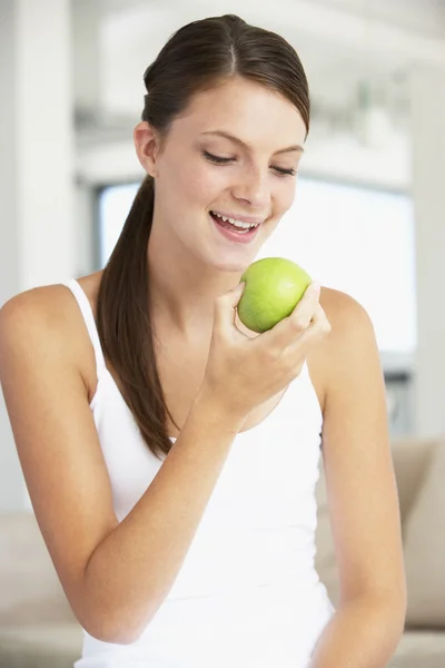Jeune Femme Mangeant Une Pomme — Photo
