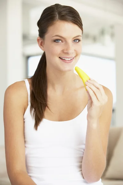 Молода жінка їсть свіжий ананас — стокове фото