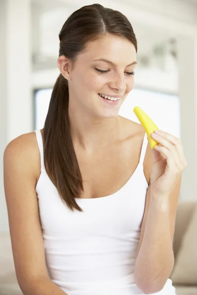 新鮮なパイナップルを食べる若い女性 — ストック写真