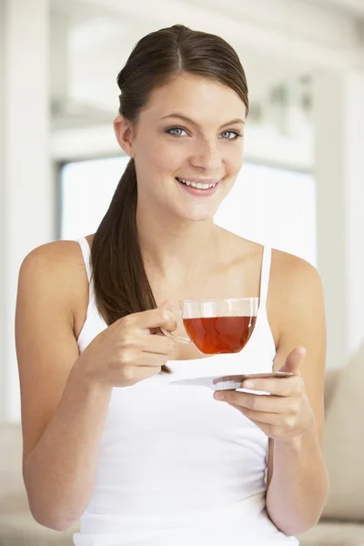 Genç Kadın Bitkisel Çay Içme — Stok fotoğraf