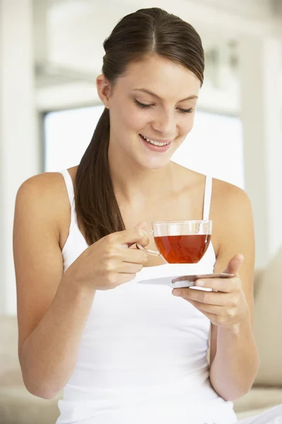Mujer joven bebiendo té de hierbas —  Fotos de Stock