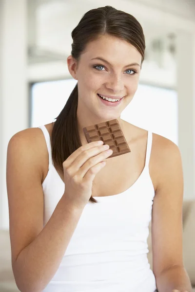 Ung Kvinna Äta Choklad — Stockfoto