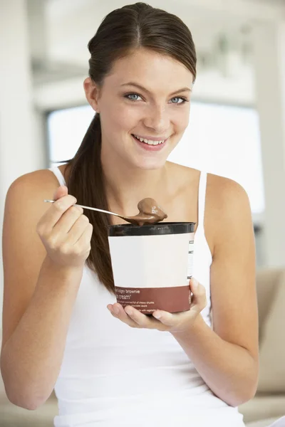 초콜릿 아이스크림을 먹는 젊은 여자 — 스톡 사진