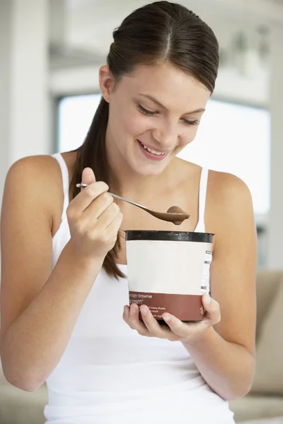 Jovem Mulher Comendo Sorvete Chocolate — Fotografia de Stock
