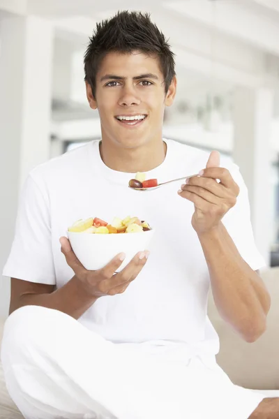 Jonge Man Het Eten Van Verse Fruitsalade — Stockfoto