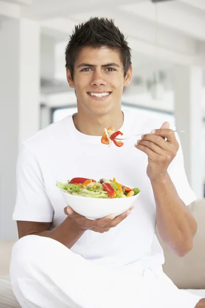 Młody Człowiek Jedzenie Sałatka — Zdjęcie stockowe