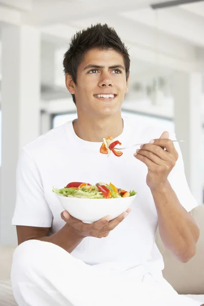 Jonge Man Het Eten Van Een Salade — Stockfoto