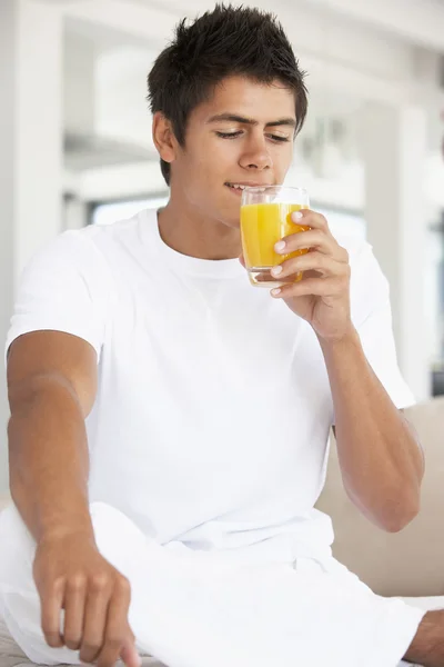 Молодой Человек Пьет Апельсиновый Сок — стоковое фото