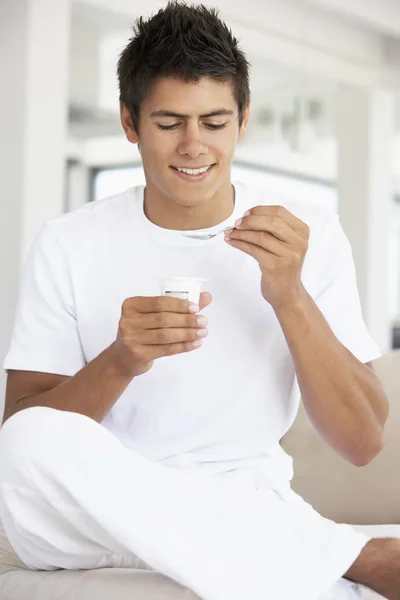 Νεαρός Άνδρας Τρώει Γιαούρτι — Φωτογραφία Αρχείου