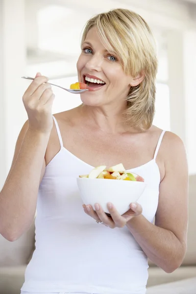 Μέσα του ενήλικη γυναίκα τρώει φρέσκια φρουτοσαλάτα — Φωτογραφία Αρχείου
