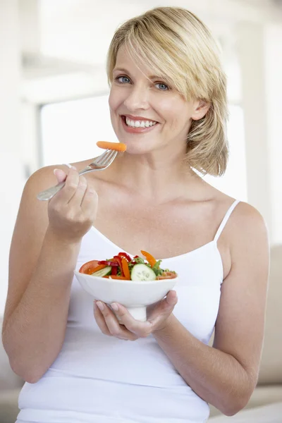 Metà donna adulta mangiare insalata — Foto Stock