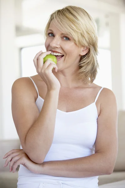 Середньої Дорослої Жінки Їдять Зелене Яблуко — стокове фото