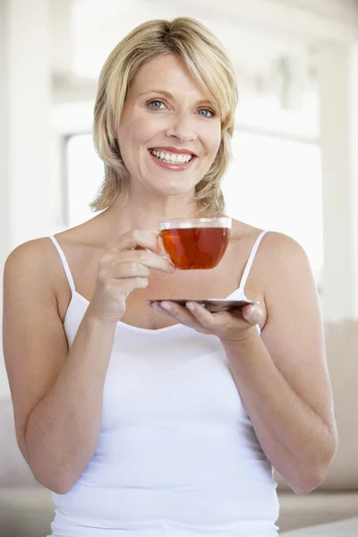 Çay Bardağı Tutan Kameraya Gülümseyen Orta Yetişkin Kadın — Stok fotoğraf