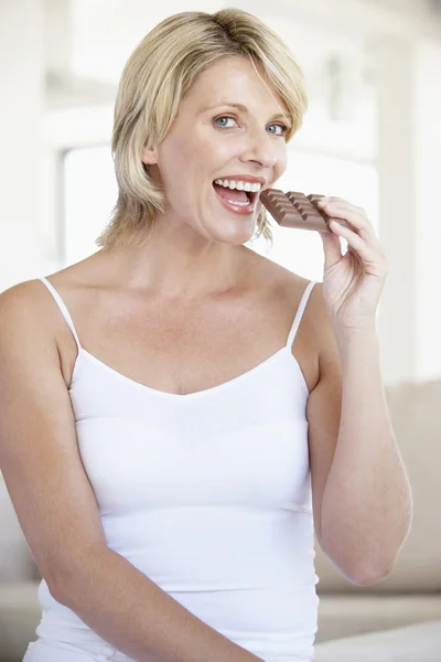 中旬成年女人吃巧克力 — 图库照片
