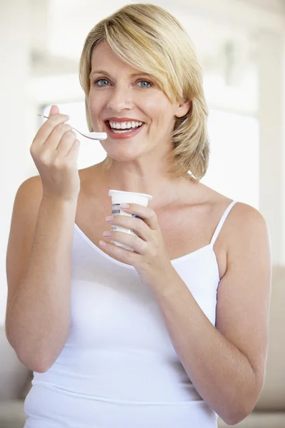 Mulher Adulta Média Comendo Iogurte — Fotografia de Stock
